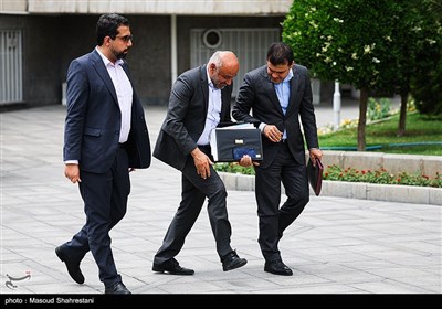 حسین افشین، معاون علمی ،‌ فناوری و اقتصاد دانش بنیان رییس جمهور و احمد میدری وزیر تعاون، کار و رفاه اجتماعی در حاشیه جلسه هیات دولت